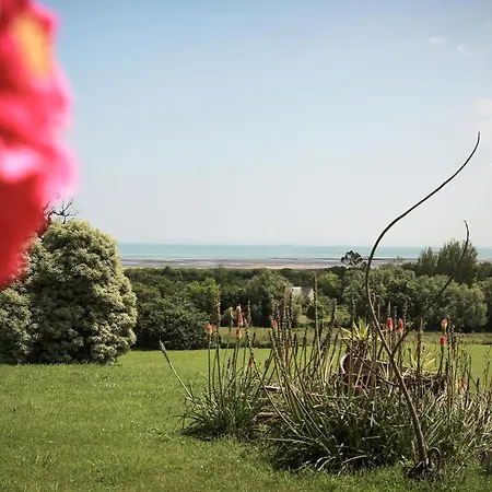 Awesome In With House Sea View